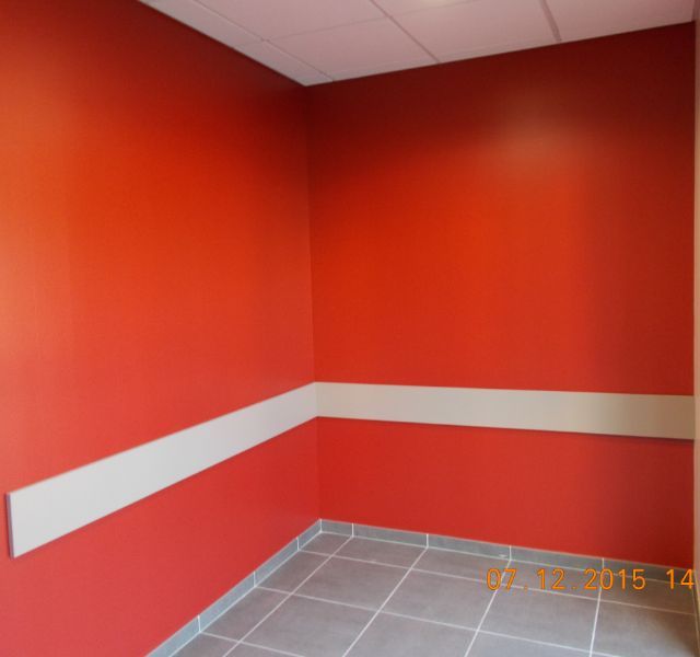 mur peint en rouge
